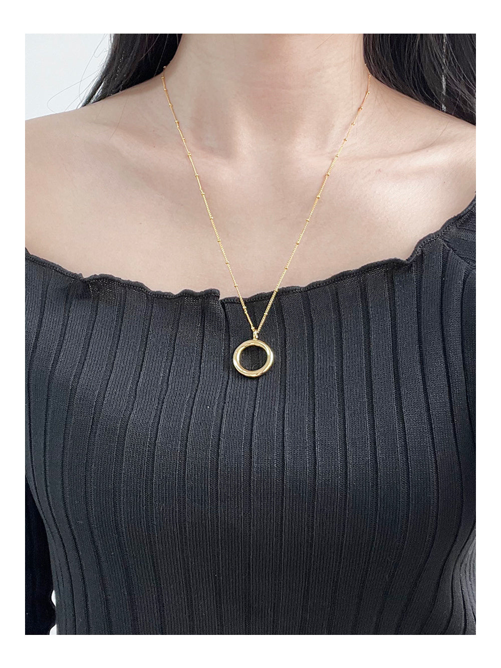 Elegant Circular Pendant Necklace in Gold and Silver